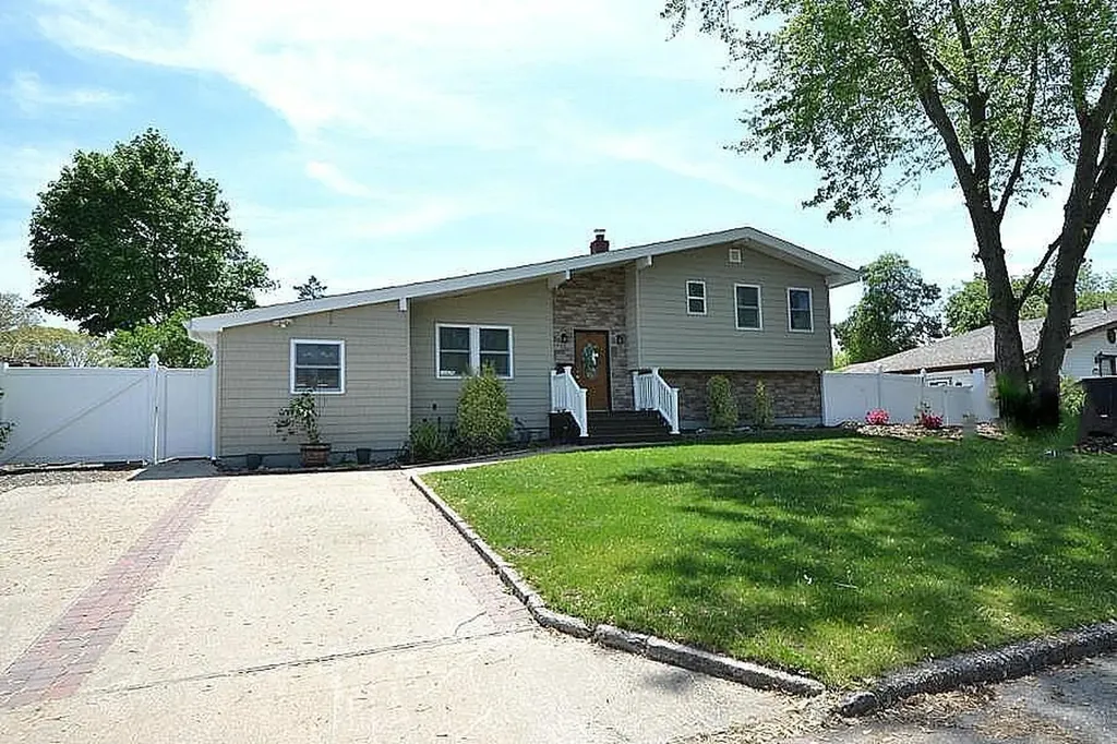 127 W Court Drive Centereach NY 11720