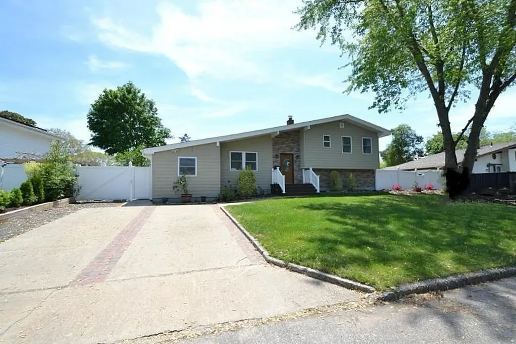 127 W Court Drive Centereach NY 11720