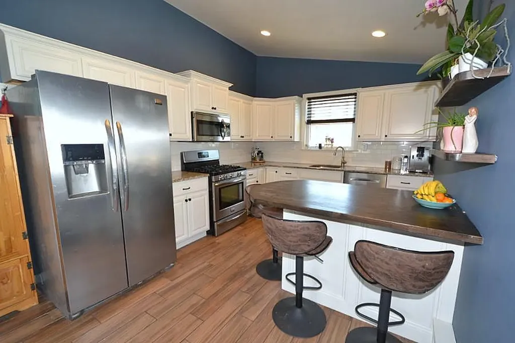 127 W Court Drive Centereach NY 11720