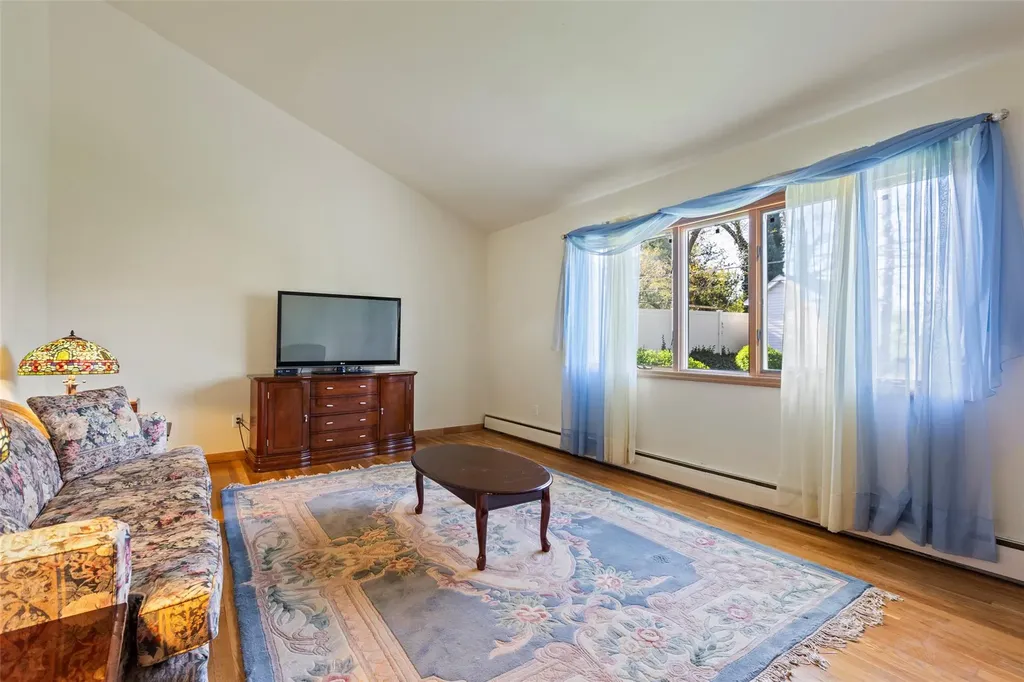 42 Sioux Drive Commack NY 11725