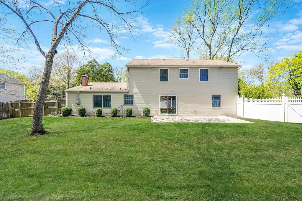 18 Botany Lane Stony Brook NY 11790