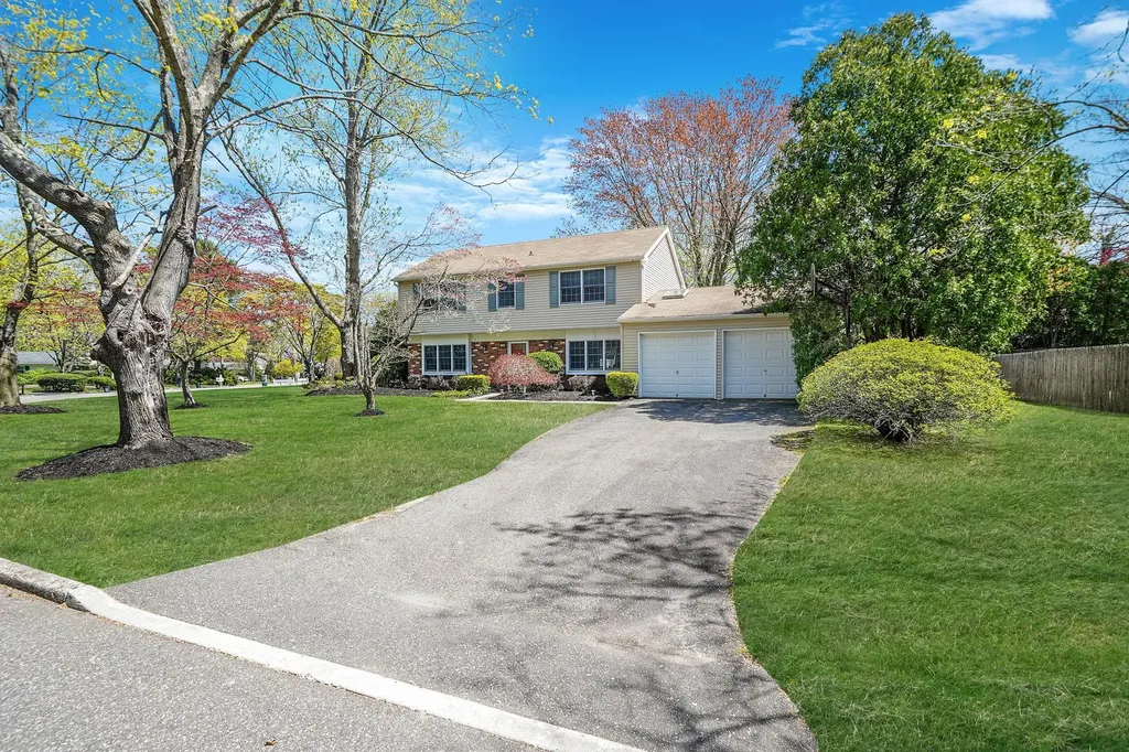 18 Botany Lane Stony Brook NY 11790