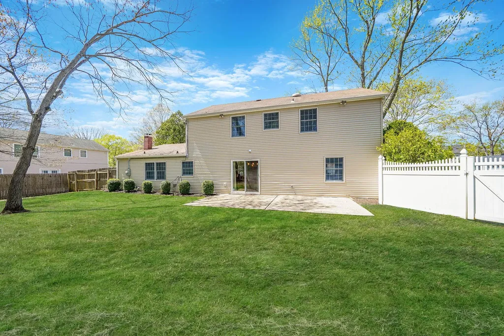 18 Botany Lane Stony Brook NY 11790