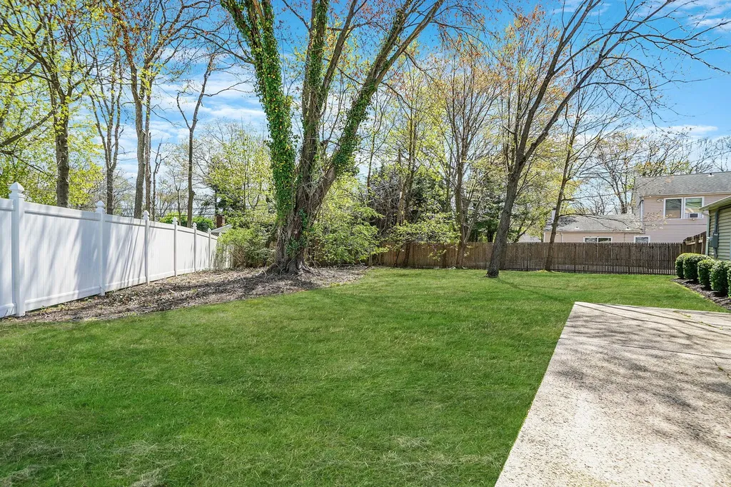 18 Botany Lane Stony Brook NY 11790