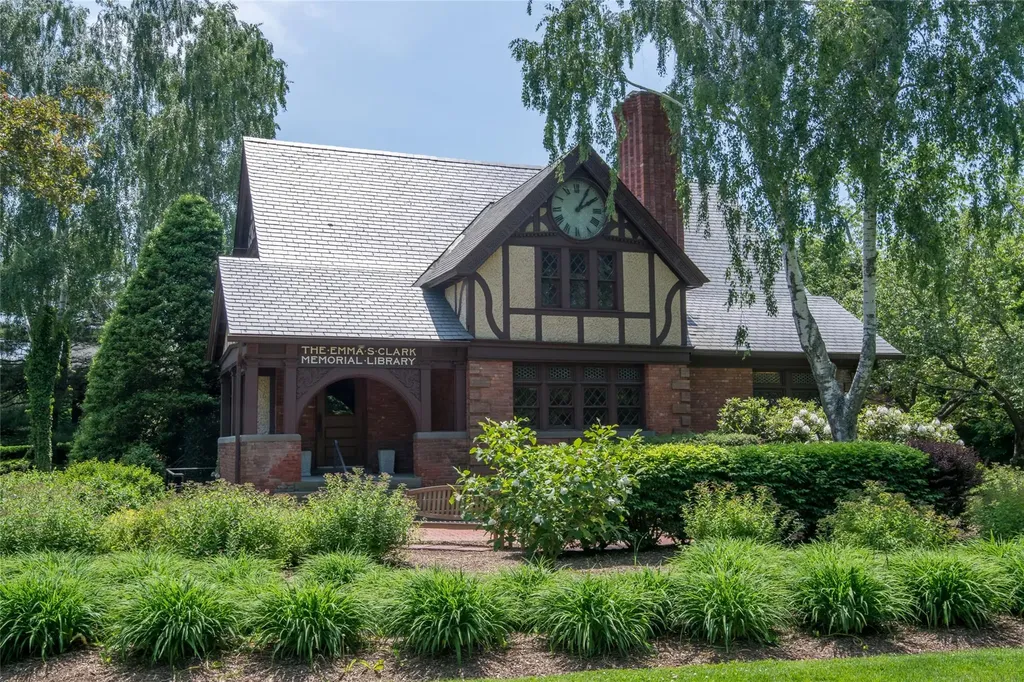 18 Botany Lane Stony Brook NY 11790
