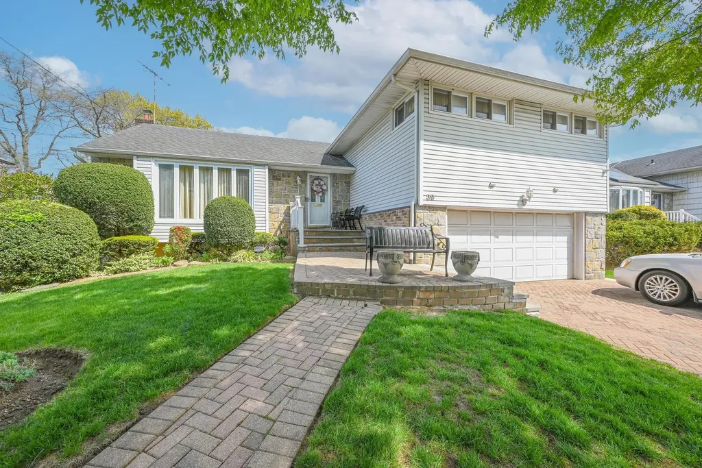 39 Primrose Lane Roosevelt NY 11575