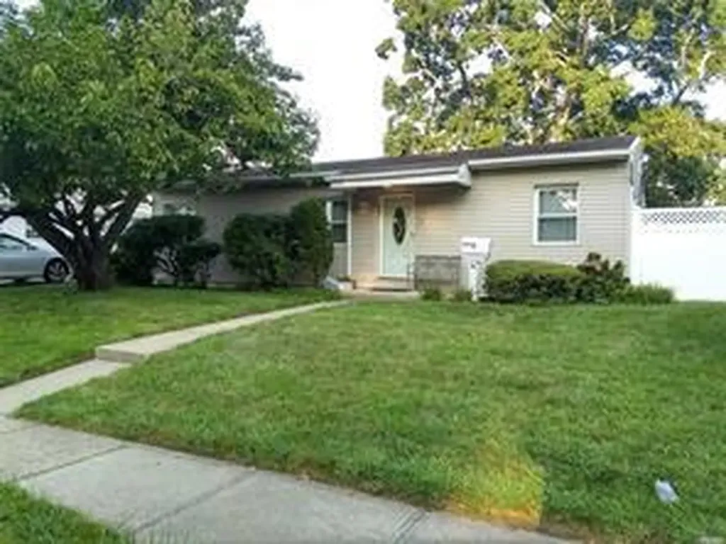 71 Park Lane Massapequa NY 11758