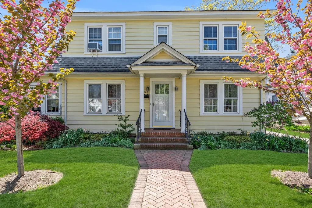 204 Hewlett Avenue Merrick NY 11566