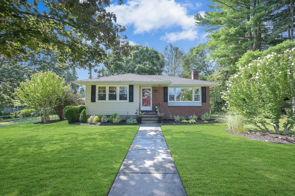 6 Lolly Lane Centereach NY 11720