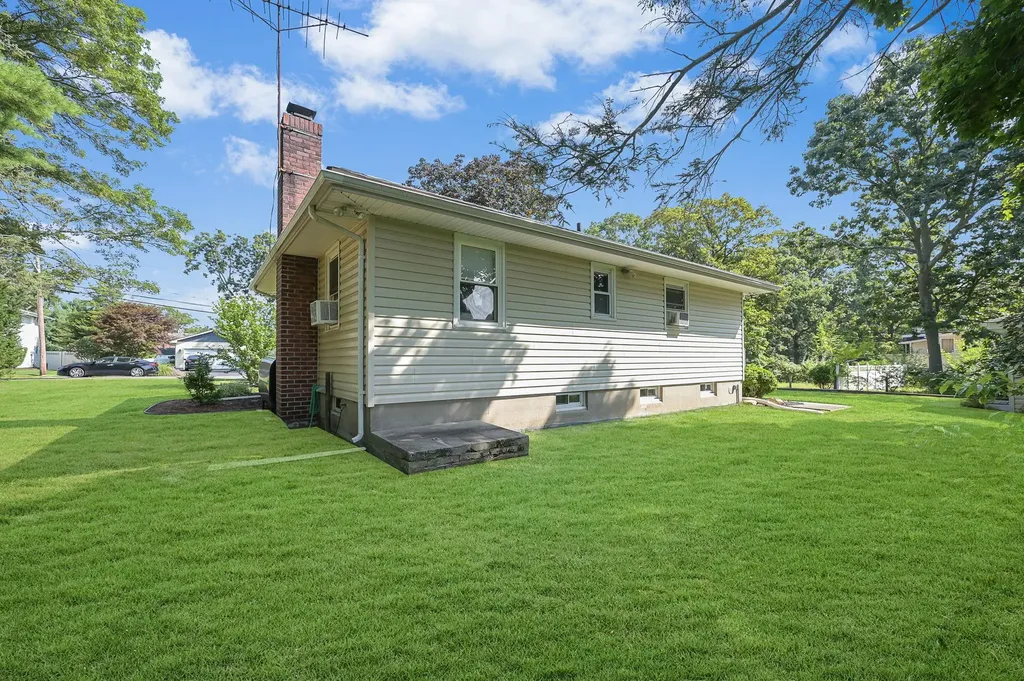 6 Lolly Lane Centereach NY 11720