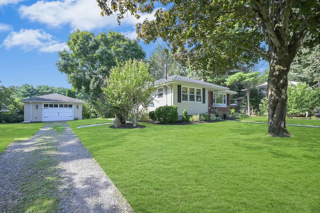 6 Lolly Lane Centereach NY 11720