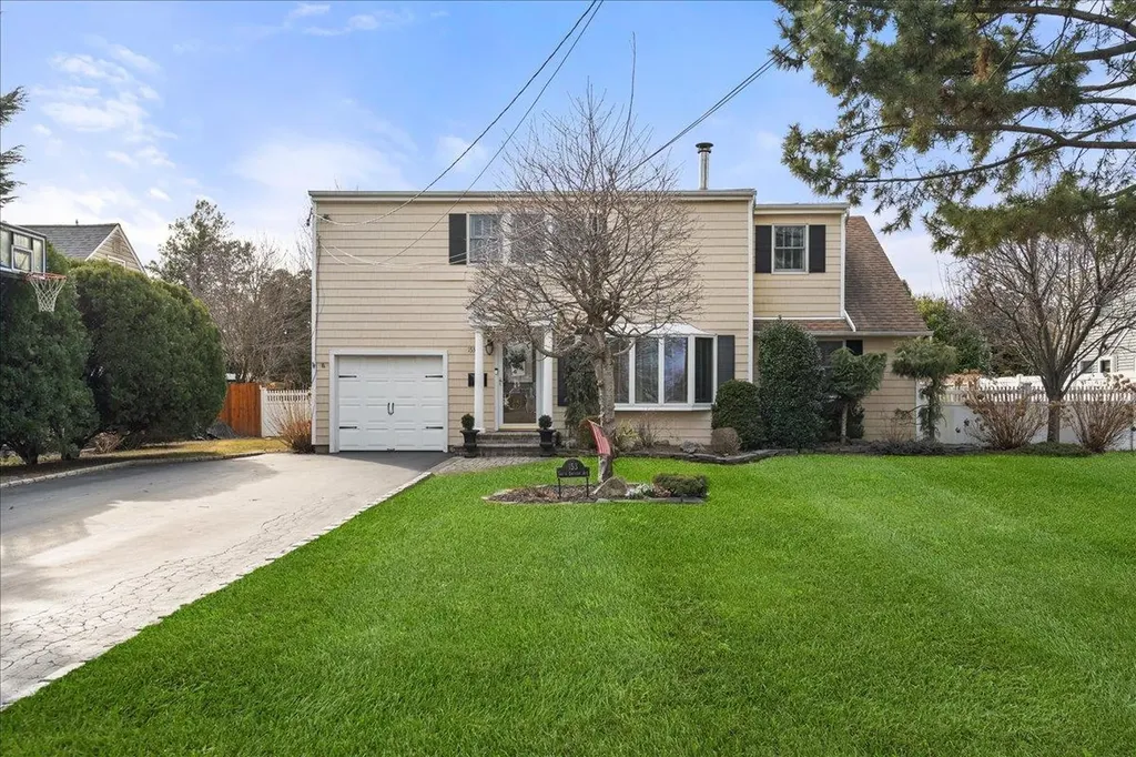 153 S Bayview Avenue Babylon NY 11701