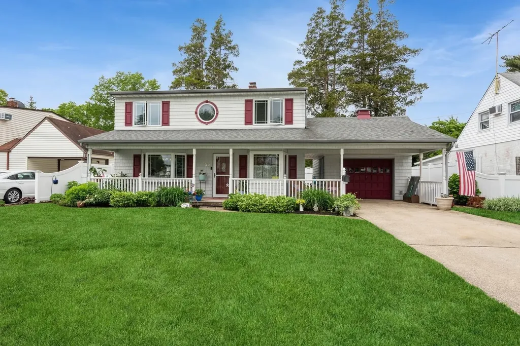 32 Peony Road Levittown NY 11756