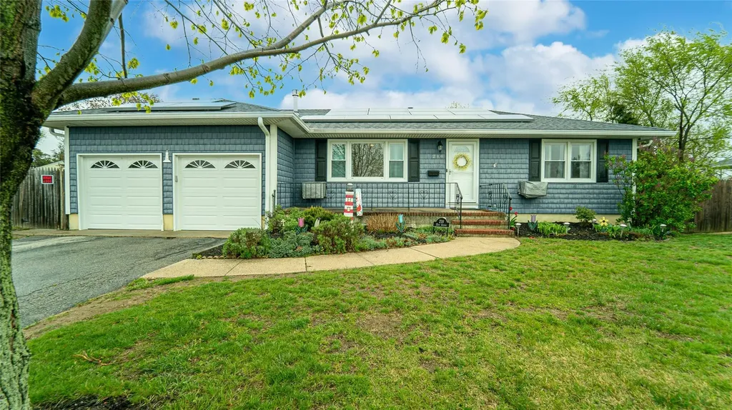 218 12th Avenue West Babylon NY 11704
