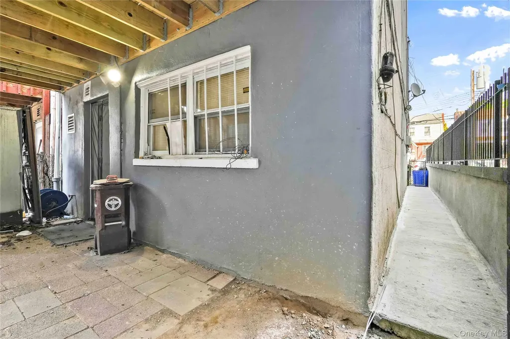 2723 Colden Avenue Bronx NY 10469