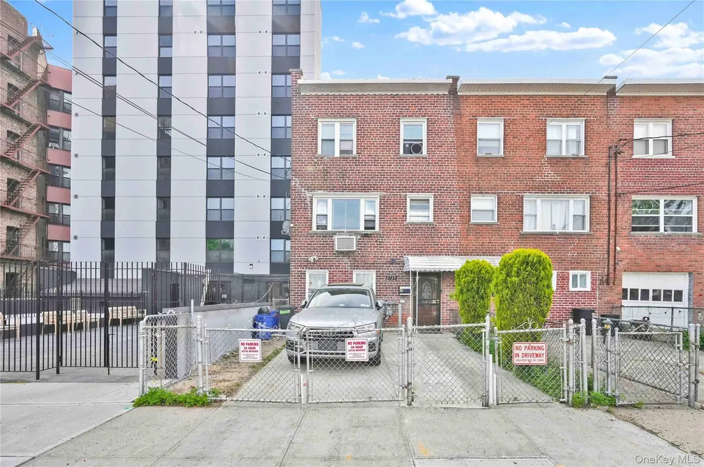 2723 Colden Avenue Bronx NY 10469