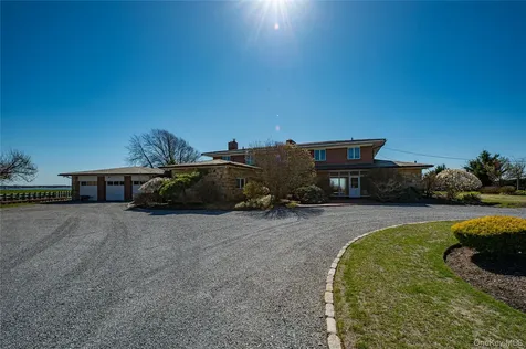 101 West Lane Bay Shore NY 11706