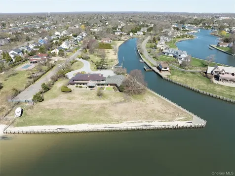 101 West Lane Bay Shore NY 11706