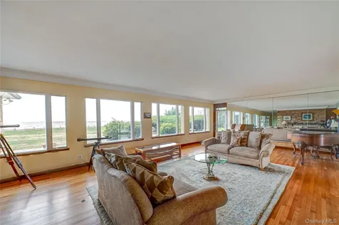 101 West Lane Bay Shore NY 11706