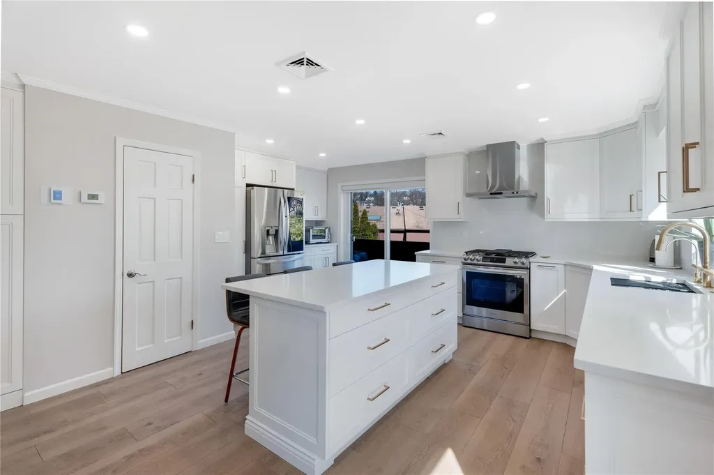 995 West Fingerboard Road Staten Island NY 10304