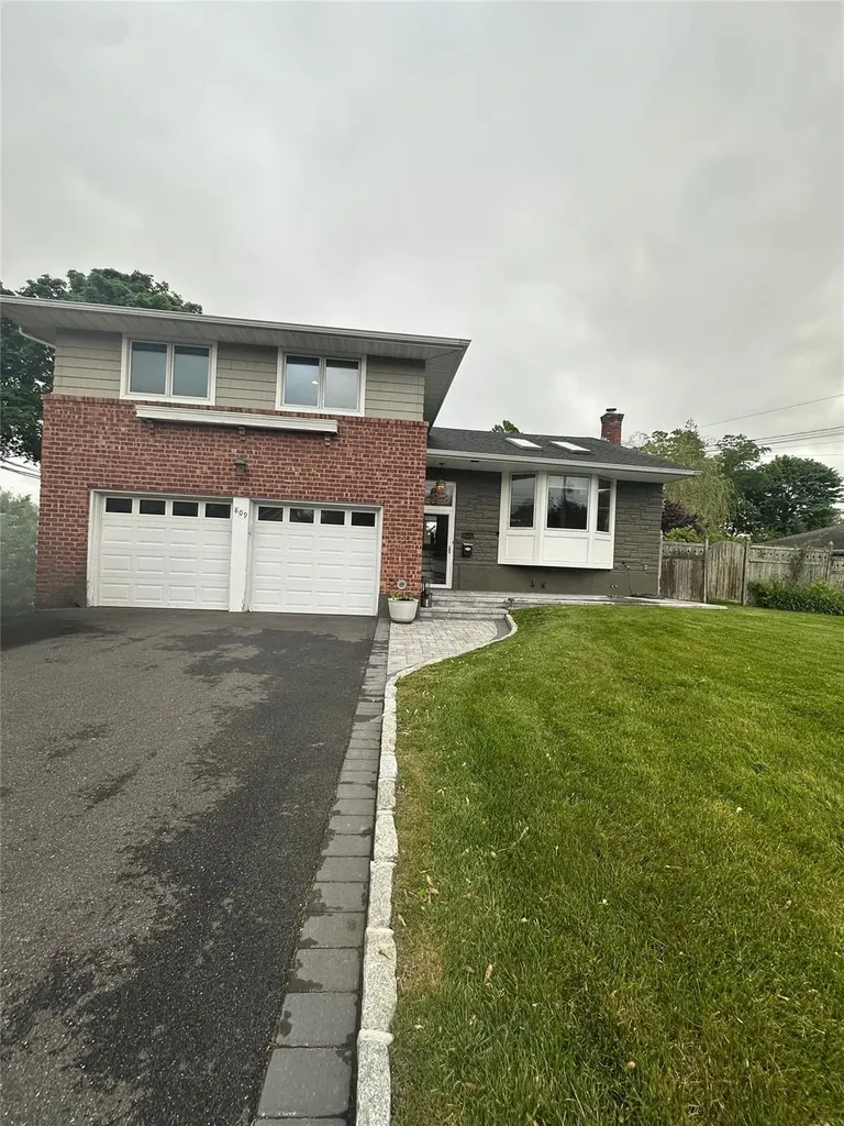 809 Hampshire Road Bay Shore NY 11706