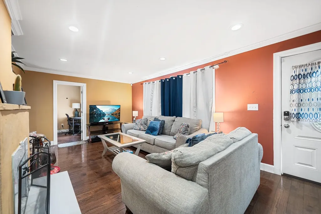 14 E Seaman Avenue Freeport NY 11520