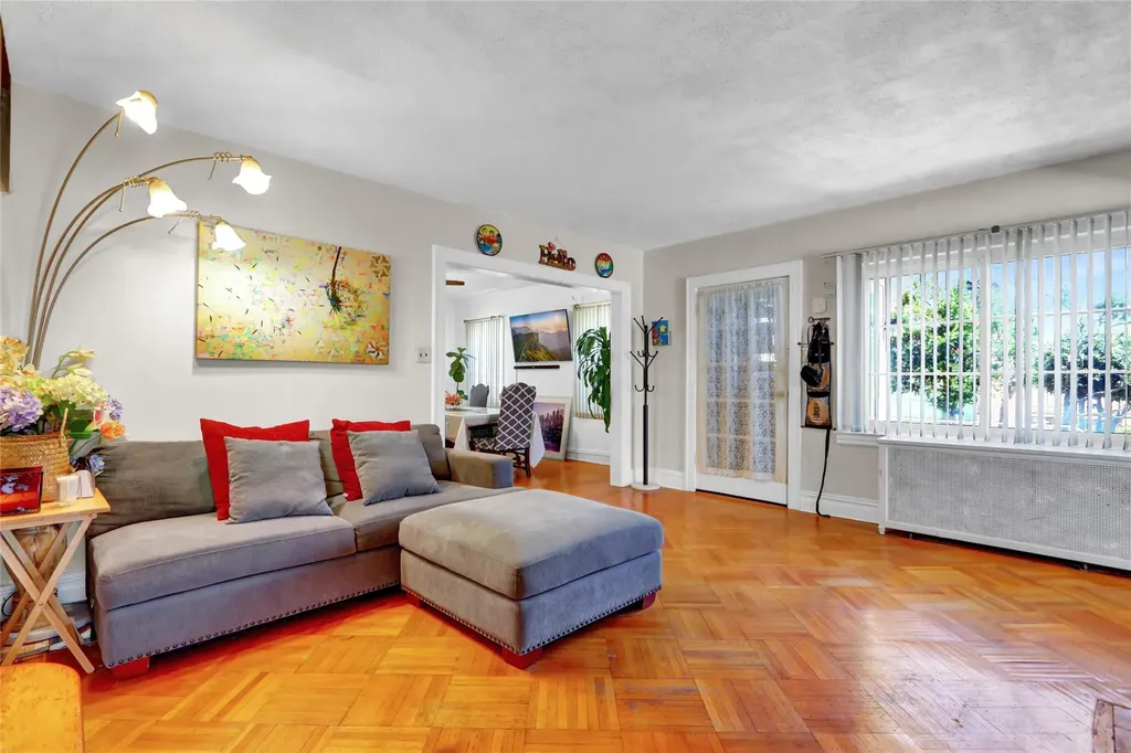 273 E Beverly Parkway Valley Stream NY 11580