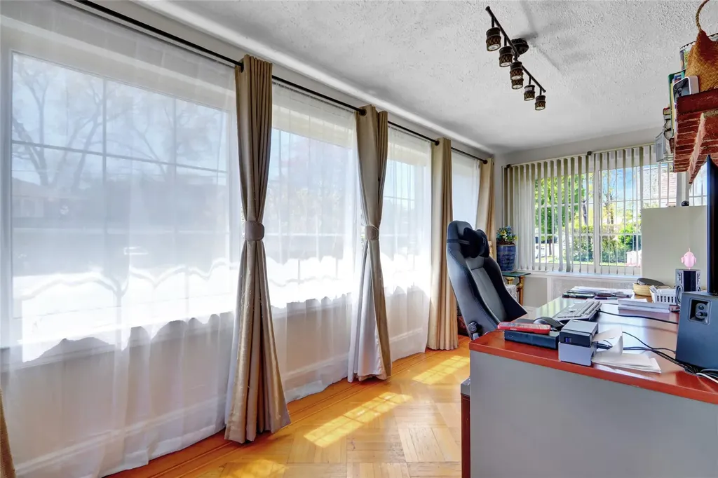 273 E Beverly Parkway Valley Stream NY 11580
