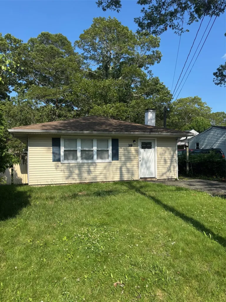39 Stuyvesant Avenue Mastic NY 11950