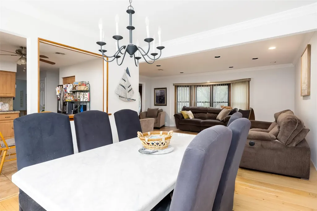 2 Heritage Lane Miller Place NY 11764