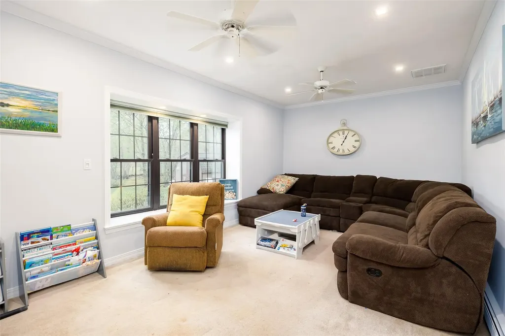 2 Heritage Lane Miller Place NY 11764