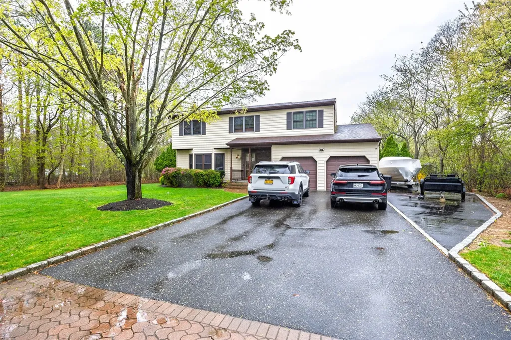 2 Heritage Lane Miller Place NY 11764