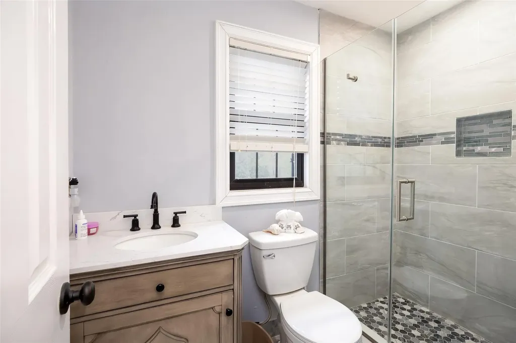 2 Heritage Lane Miller Place NY 11764