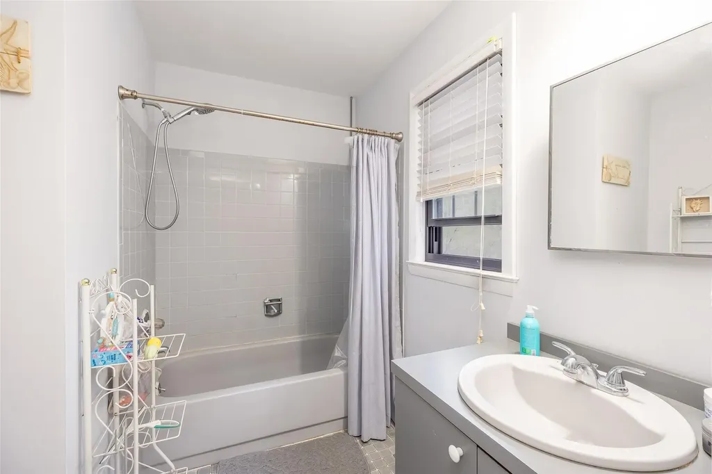2 Heritage Lane Miller Place NY 11764