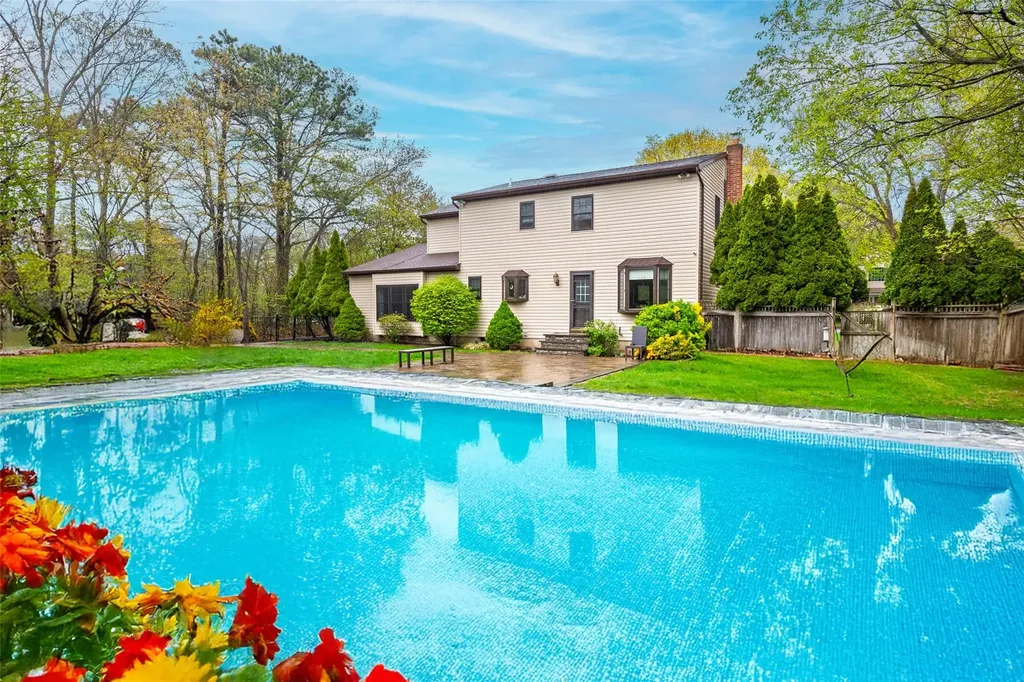2 Heritage Lane Miller Place NY 11764
