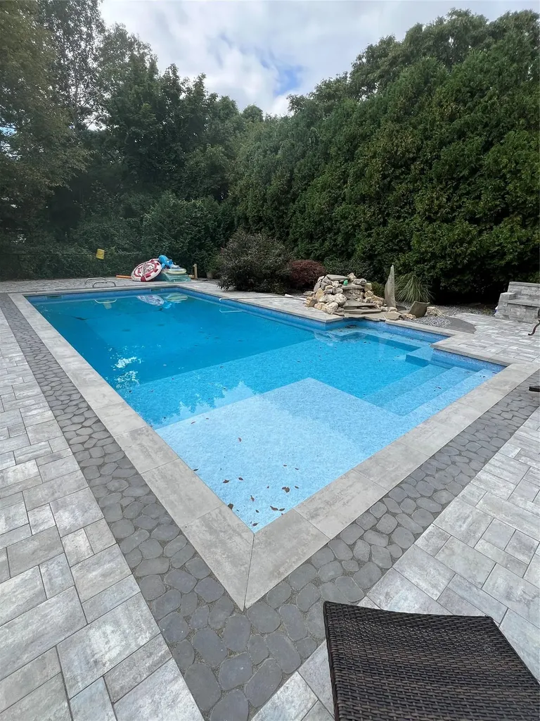 2 Heritage Lane Miller Place NY 11764