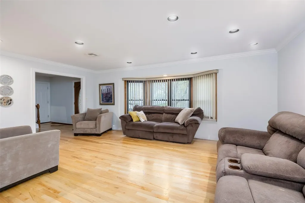 2 Heritage Lane Miller Place NY 11764