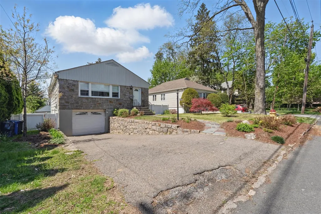 141 Lyons Road Scarsdale NY 10583
