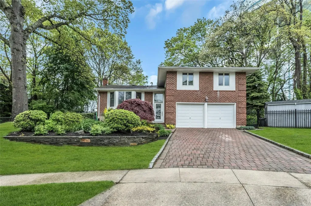 31 Elmwood Court Plainview NY 11803