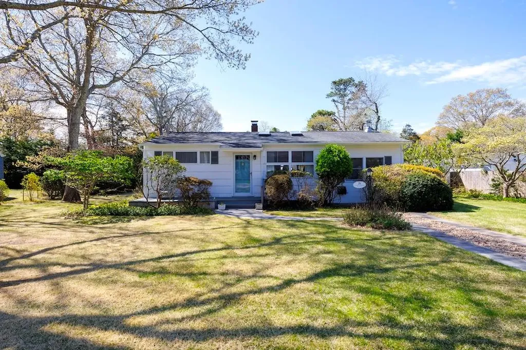 5 Chevy Chase Road Hampton Bays NY 11946