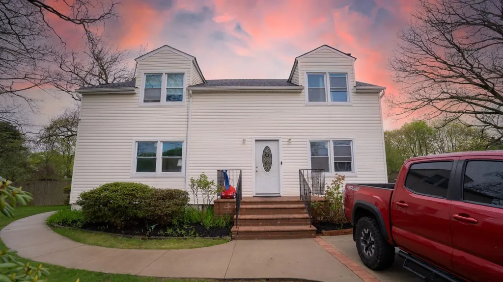 44 Massachusetts Avenue Bay Shore NY 11706