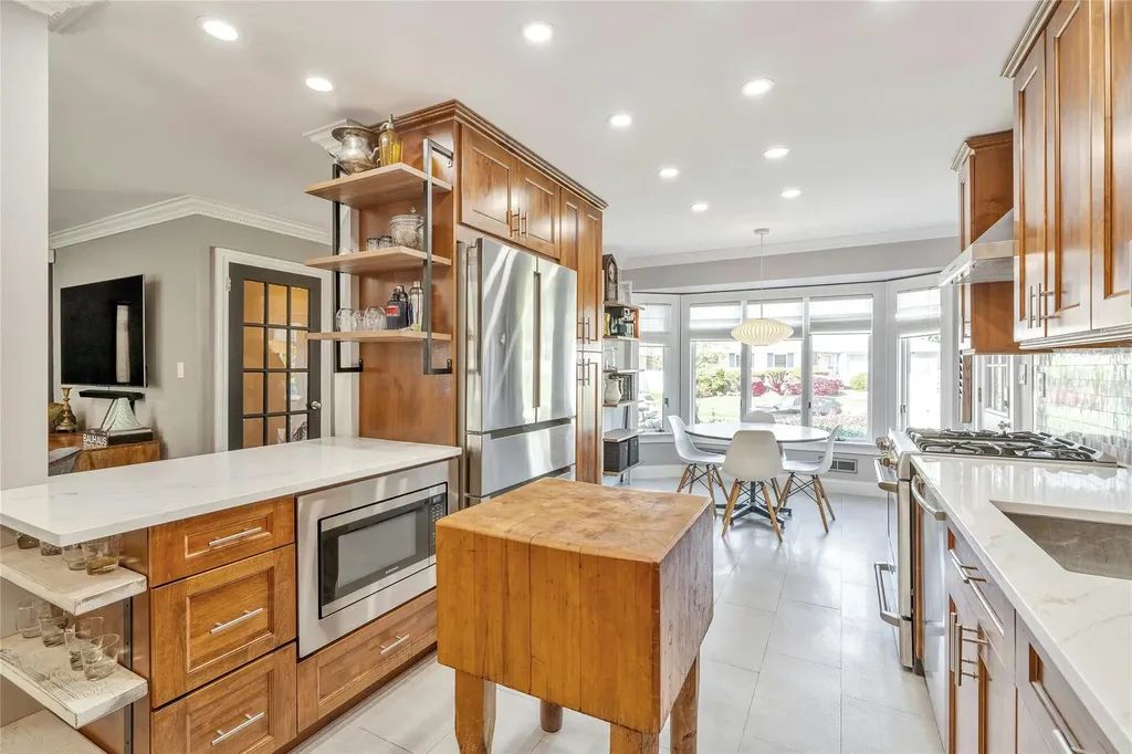 142 Sutton Drive Plainview NY 11803