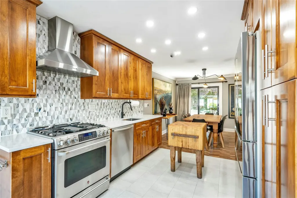 142 Sutton Drive Plainview NY 11803
