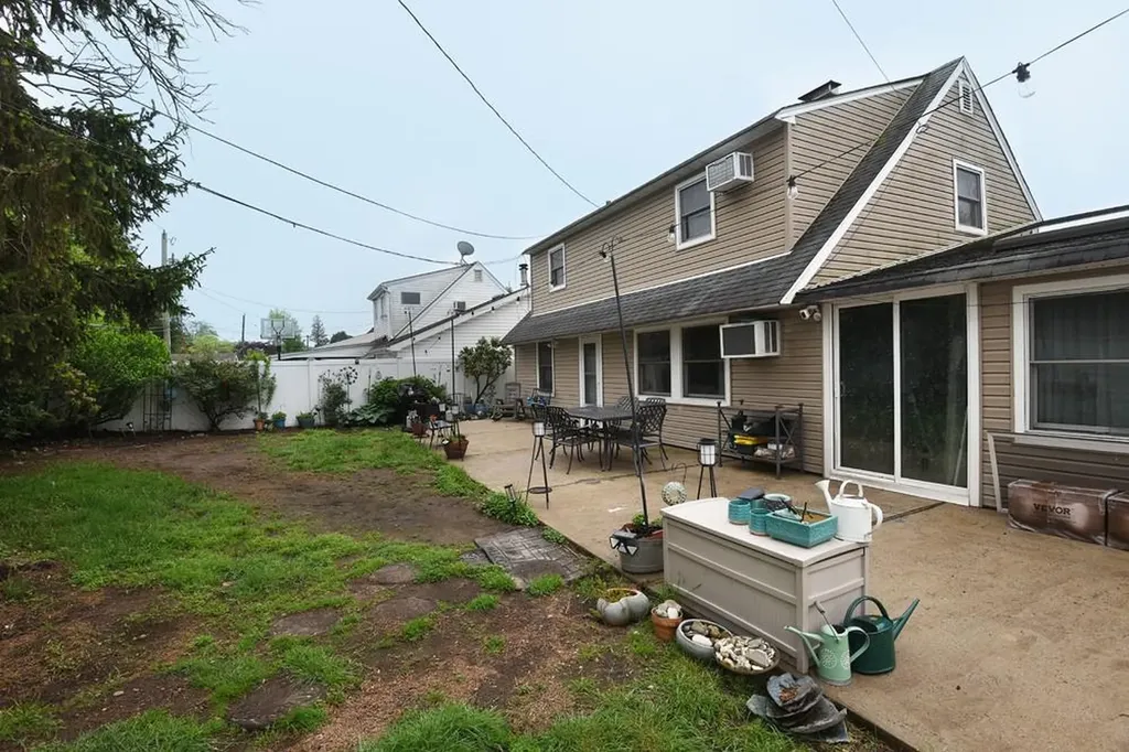21 Potter Lane Levittown NY 11756