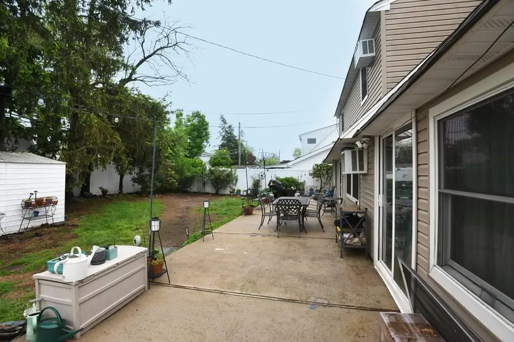 21 Potter Lane Levittown NY 11756