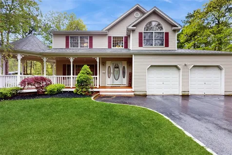 82 Freeman Lane Manorville NY 11949