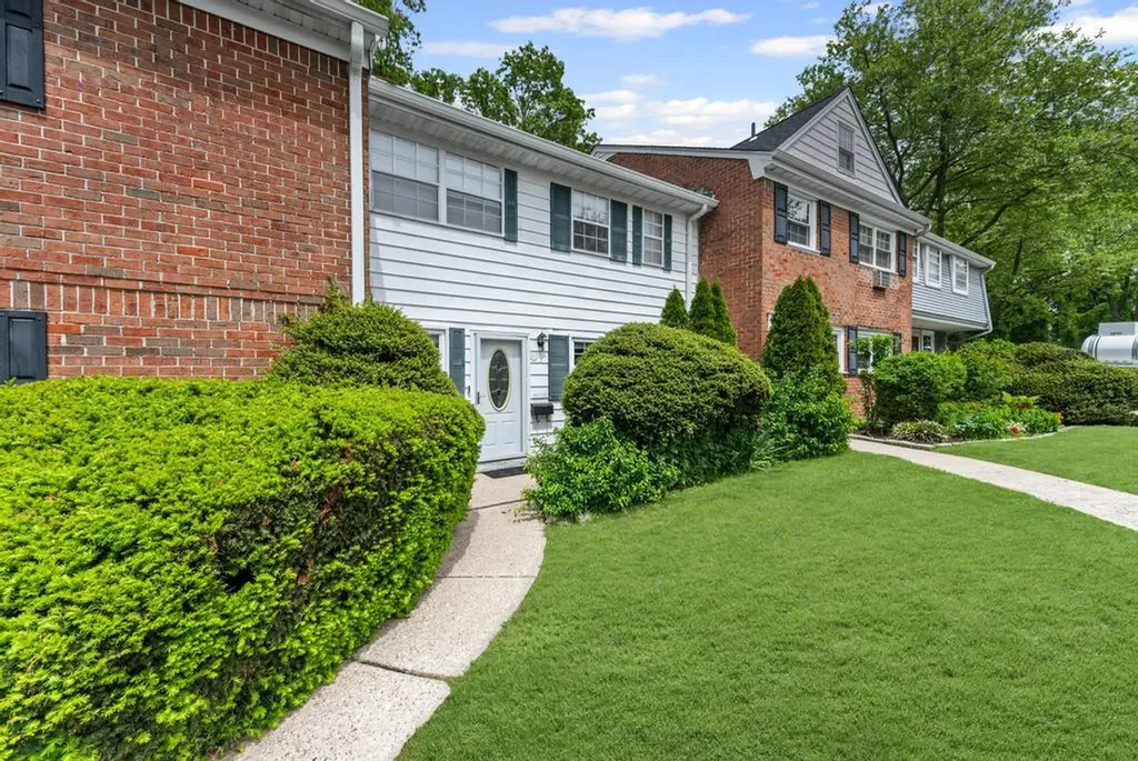 804 Towne House Village Hauppauge NY 11788