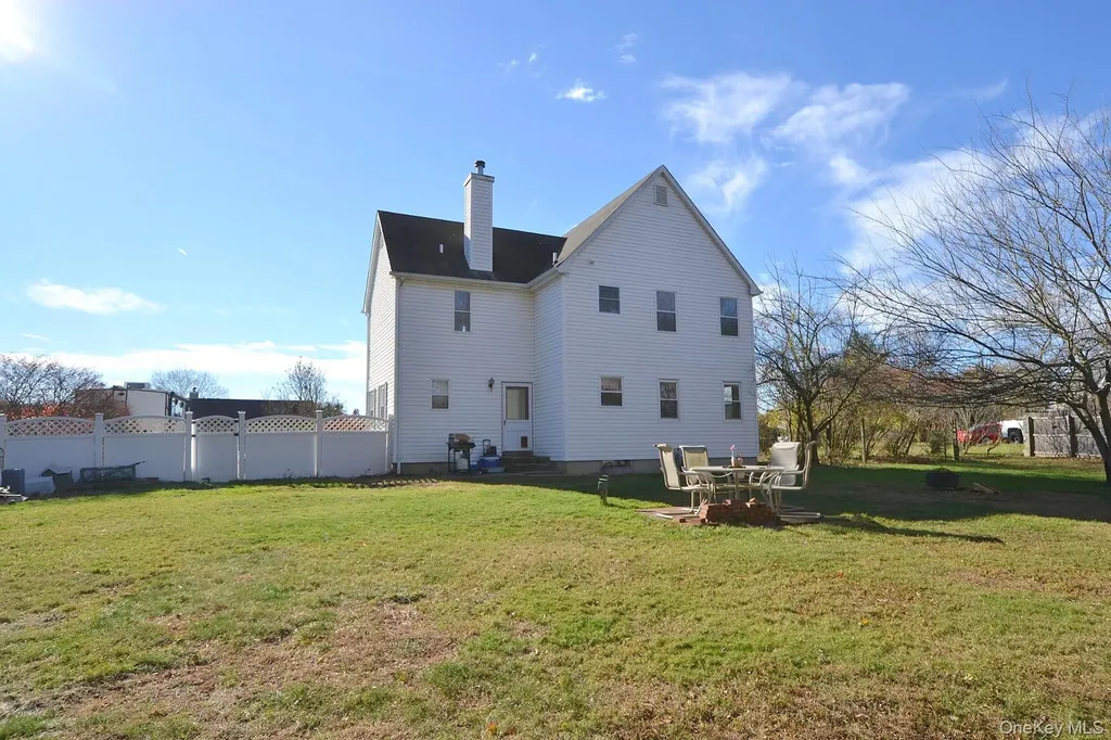 72 Old Farm Road Riverhead NY 11901