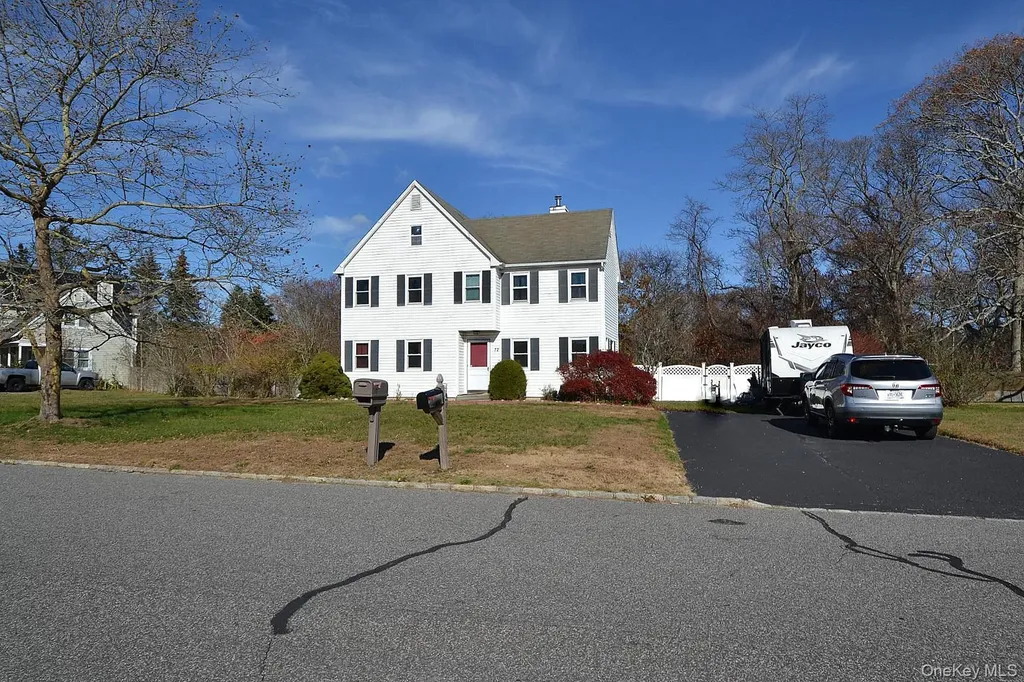 72 Old Farm Road Riverhead NY 11901