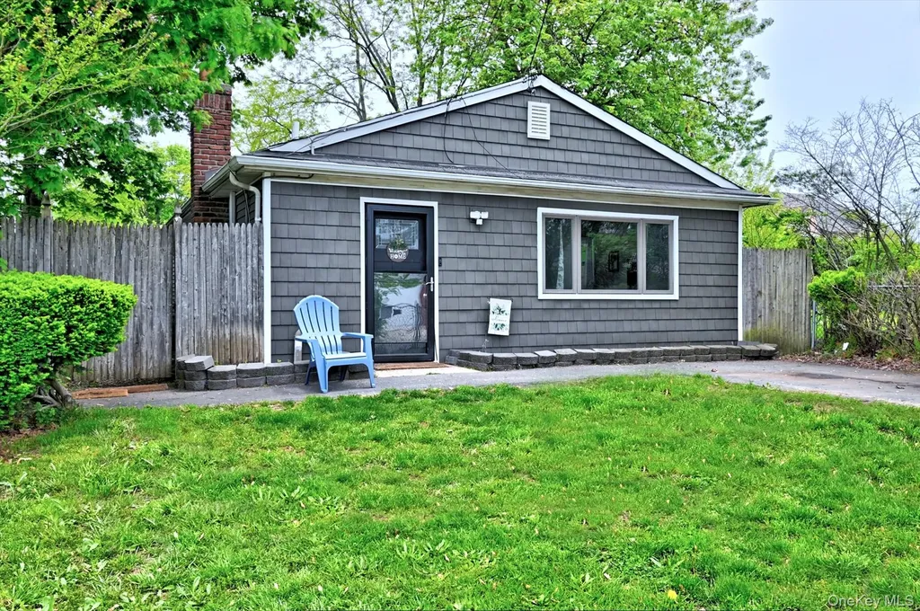 80 Saint Anns Avenue Copiague NY 11726
